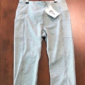 Zyia grey light n tight hi-rise Capri leggings